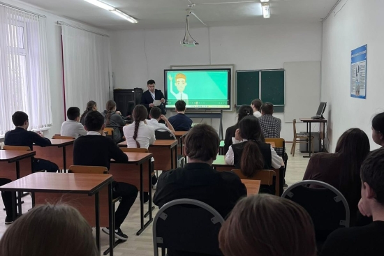 25 қараша күні Айыртау ауданы бойынша Мемлекеттік кірістер басқармасының бас мамандары КГУ “Лобанов орта мектебінің” 9-11 сынып оқушыларымен «Адал азамат» бағдарламасы аясында семинар өткізді.